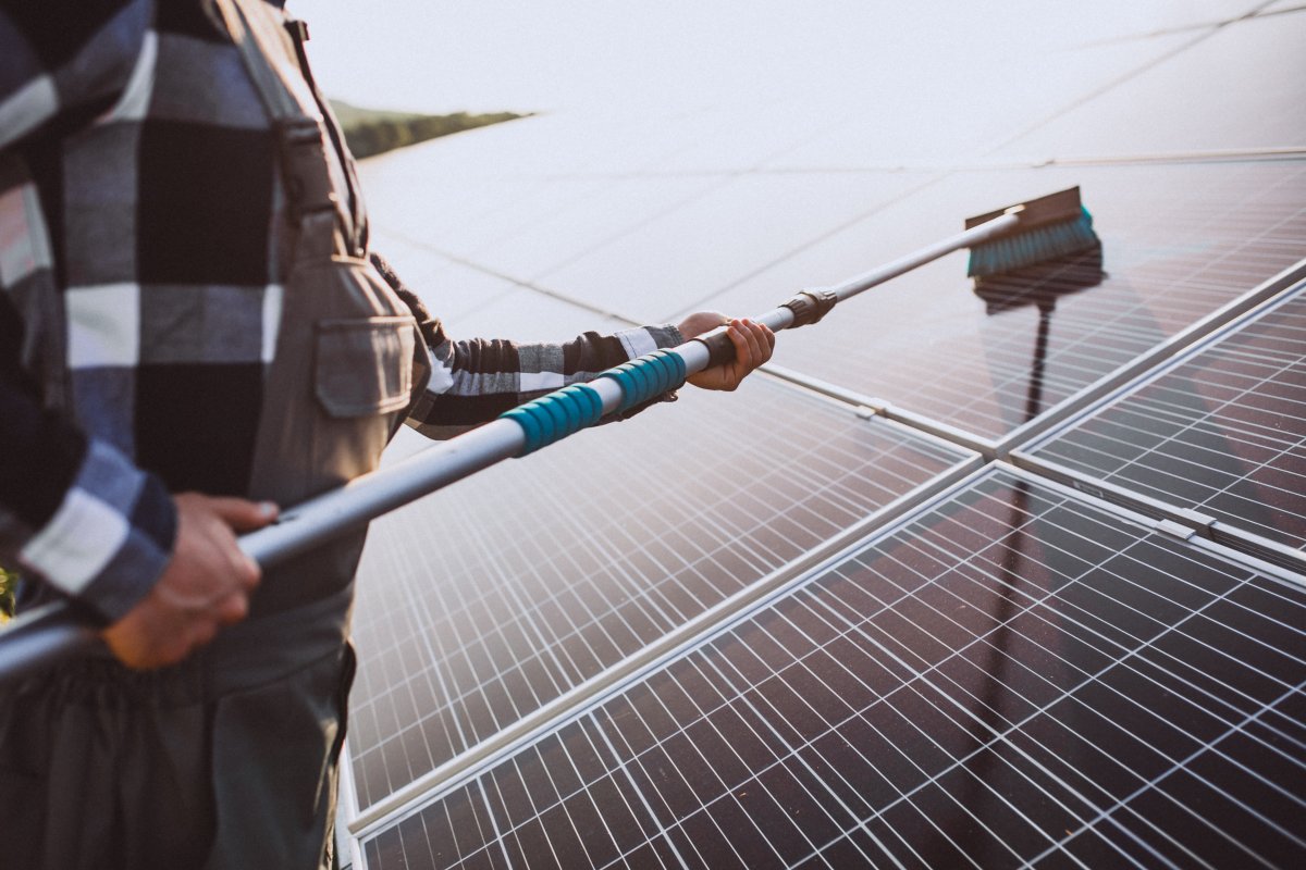 Nettoyage toitures et panneaux solaires Nettoyage écologique des toitures et panneaux solaires.